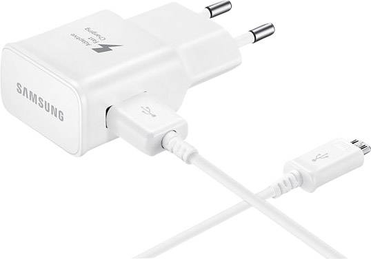 Un chargeur Samsung blanc avec une fiche européenne et un câble USB connecté avec une prise Micro-USB est posé sur une surface blanche.