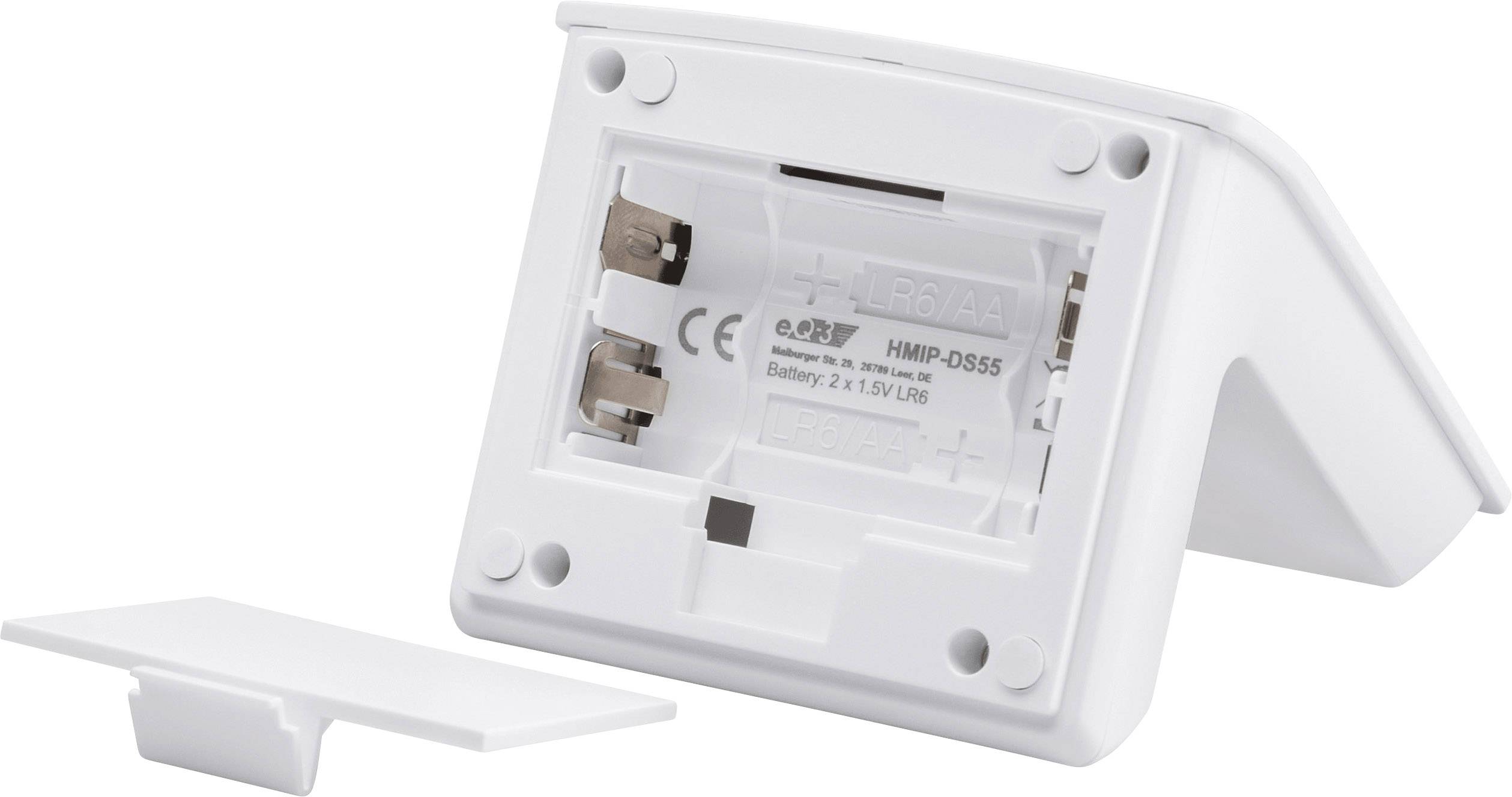 Image d'un compartiment à piles ouvert d'un appareil électronique, avec de la place pour deux piles AA. Le couvercle est posé séparément à côté.