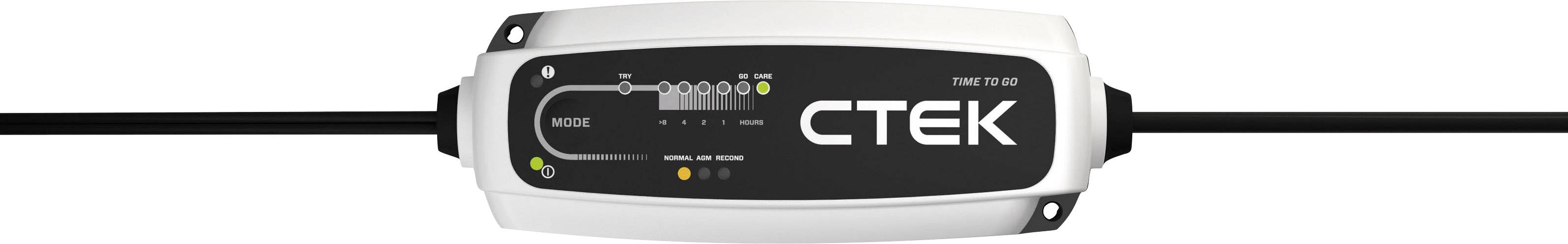 Chargeur de batterie CTEK avec boîtier noir, indicateurs LED et deux câbles de connexion. Numéro de modèle visible.
