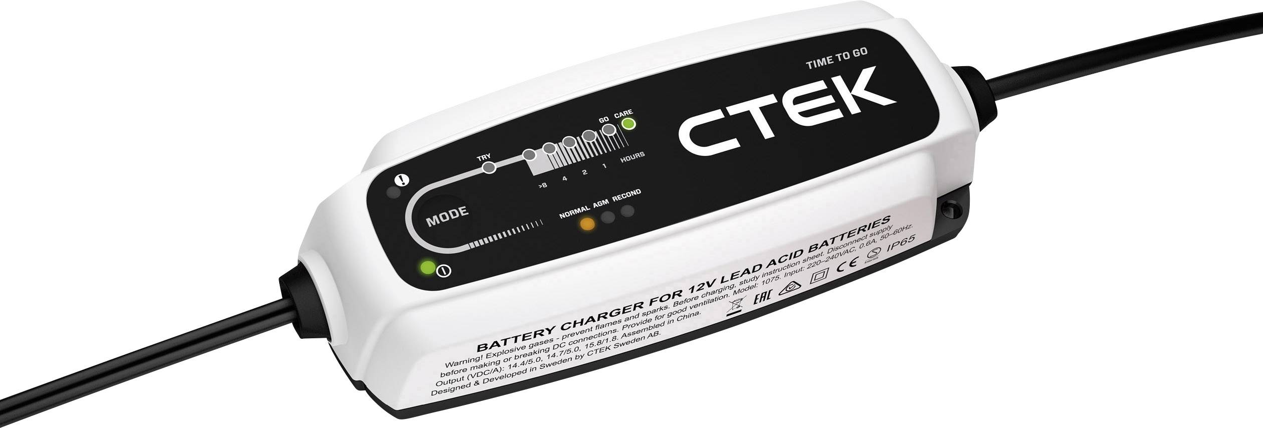 Un chargeur de batterie CTEK blanc et noir, modèle TIME TO GO, affiche une barre de progression de l'état de charge et des indicateurs de mode.