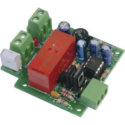 Circuit électronique avec des composants verts et rouges sur une carte de circuit imprimé, comprenant un grand relais rouge et des condensateurs bleus.