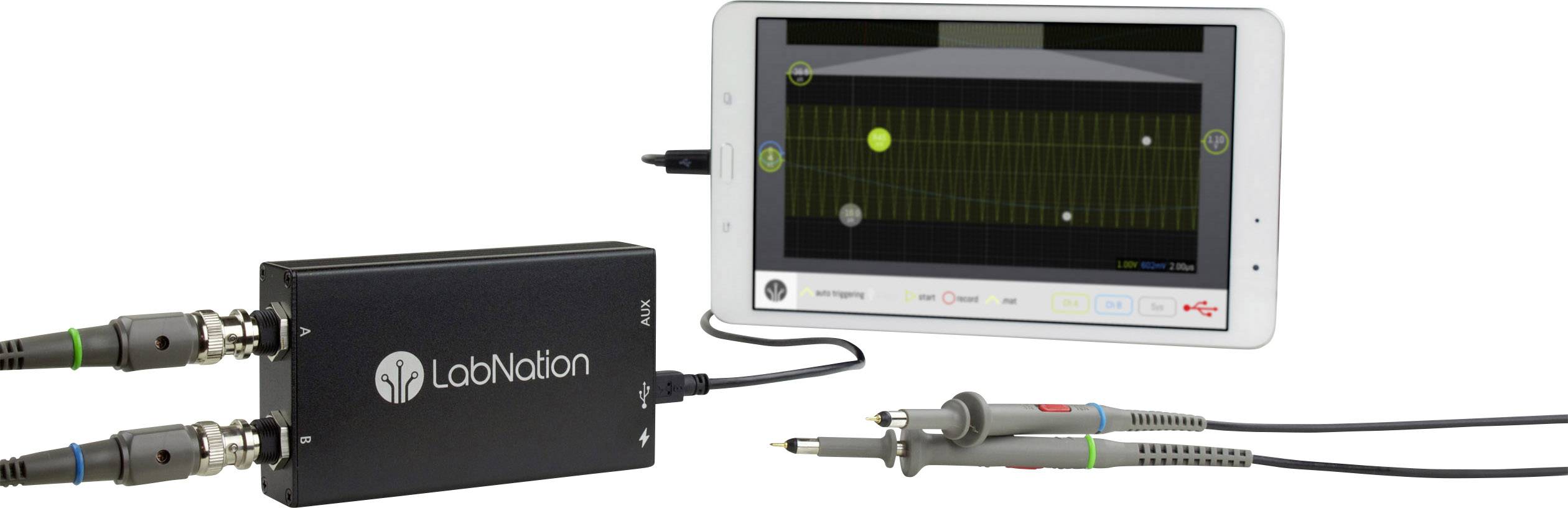 Oscilloscope de LabNation avec affichage sur tablette. Affiche un diagramme de signal avec deux courbes à l'écran.