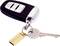 Une clé de voiture à trois boutons est accrochée à un porte-clés avec une clé argentée et une clé USB jaune de Verbatim.