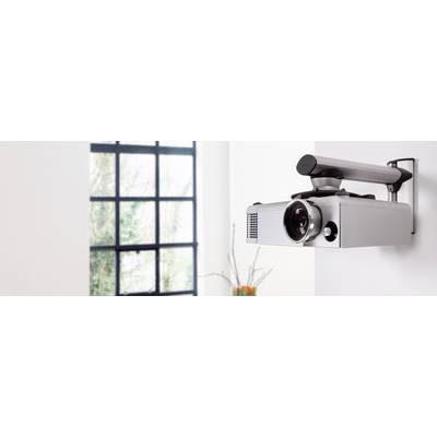 Un projecteur moderne est fixé au mur, devant une grande fenêtre. À l'arrière-plan, des vases minimalistes sont disposés.