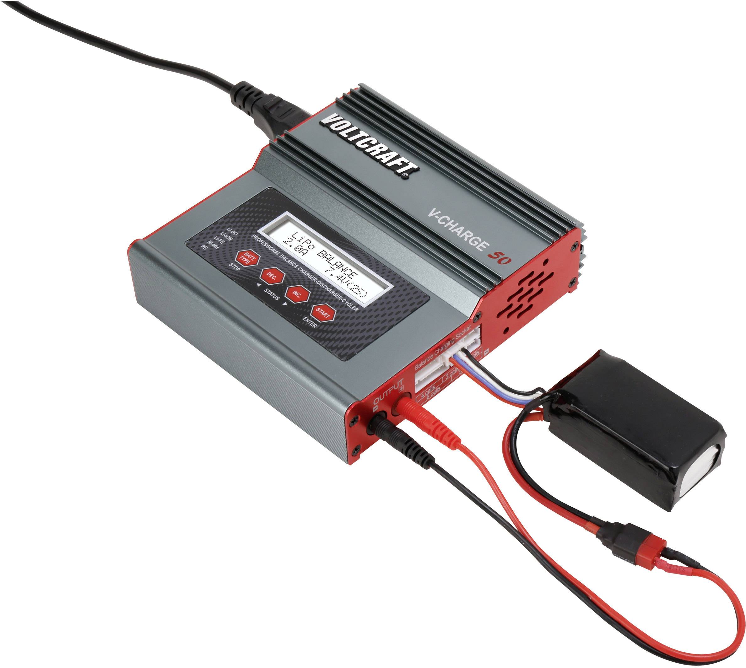 Un chargeur avec écran et touches charge une batterie. L'affichage indique '14,25V' et '025:04 MIN'. Des câbles relient l'appareil et la batterie.