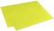 Deux feuilles de papier jaunes sont légèrement décalées l'une sur l'autre sur une surface blanche.