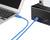 Un câble USB bleu relie un ordinateur portable à une imprimante. L'ordinateur portable se trouve à gauche ; l'imprimante est à droite.