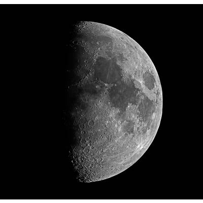 La Lune lors de la première phase du quartier, avec des cratères et des mers lunaires clairement visibles.