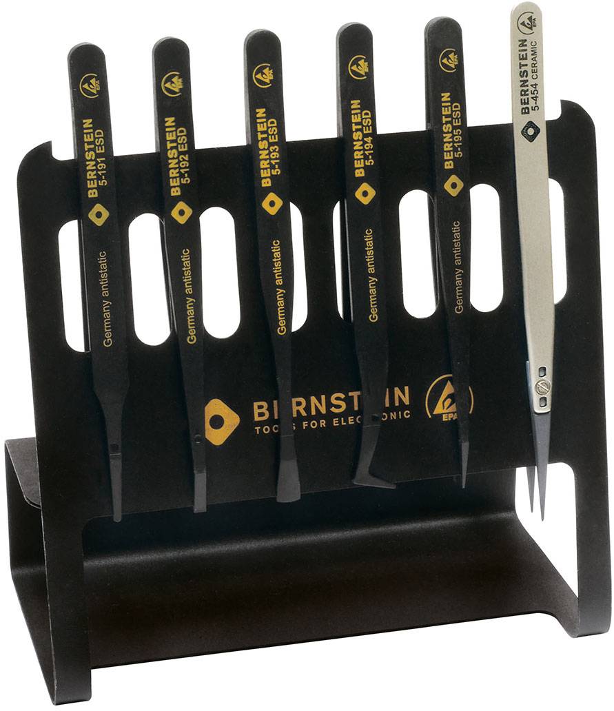 Un ensemble de pinces de micromécanique précises posées sur un support noir, chacune marquée avec un nom de marque et un usage spécifique.