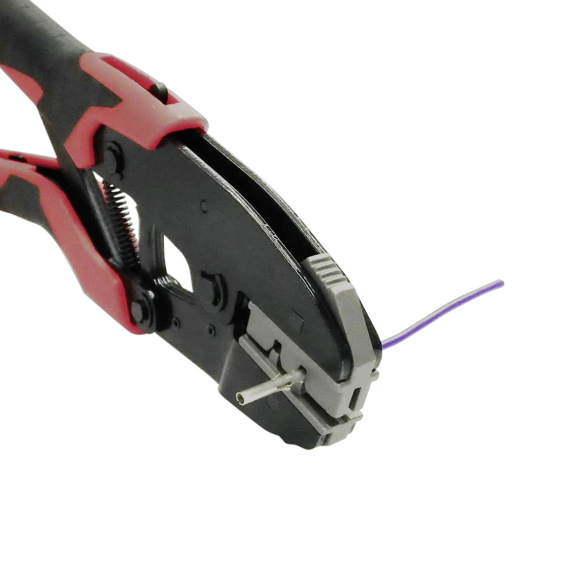 Pince à dénuder avec poignée noire et rouge lors du dénudage de l'isolation d'un fil violet.