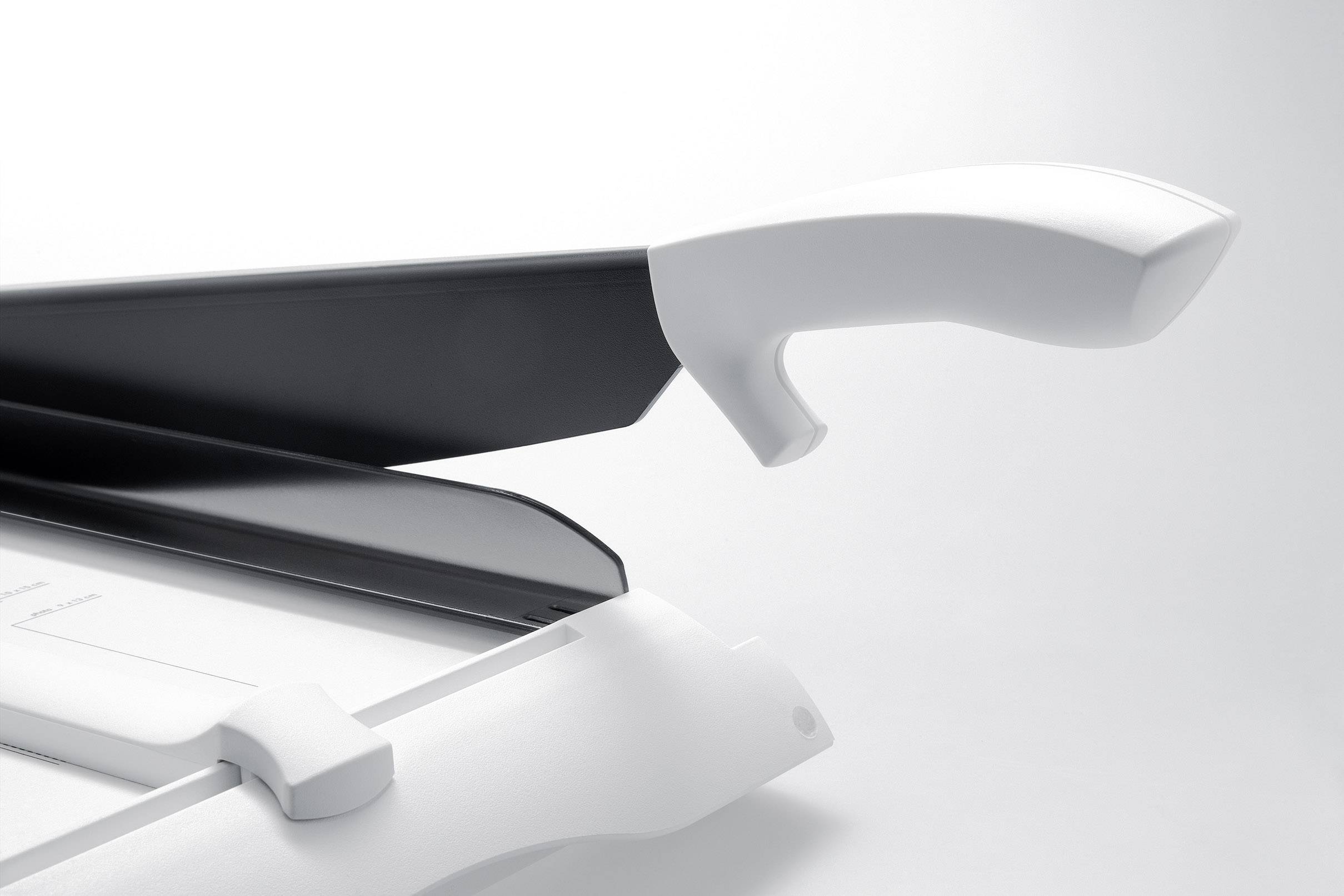 'Deux designs de poignée différents pour un coupe-papier en blanc et noir sur un fond clair. Design moderne et minimaliste.'