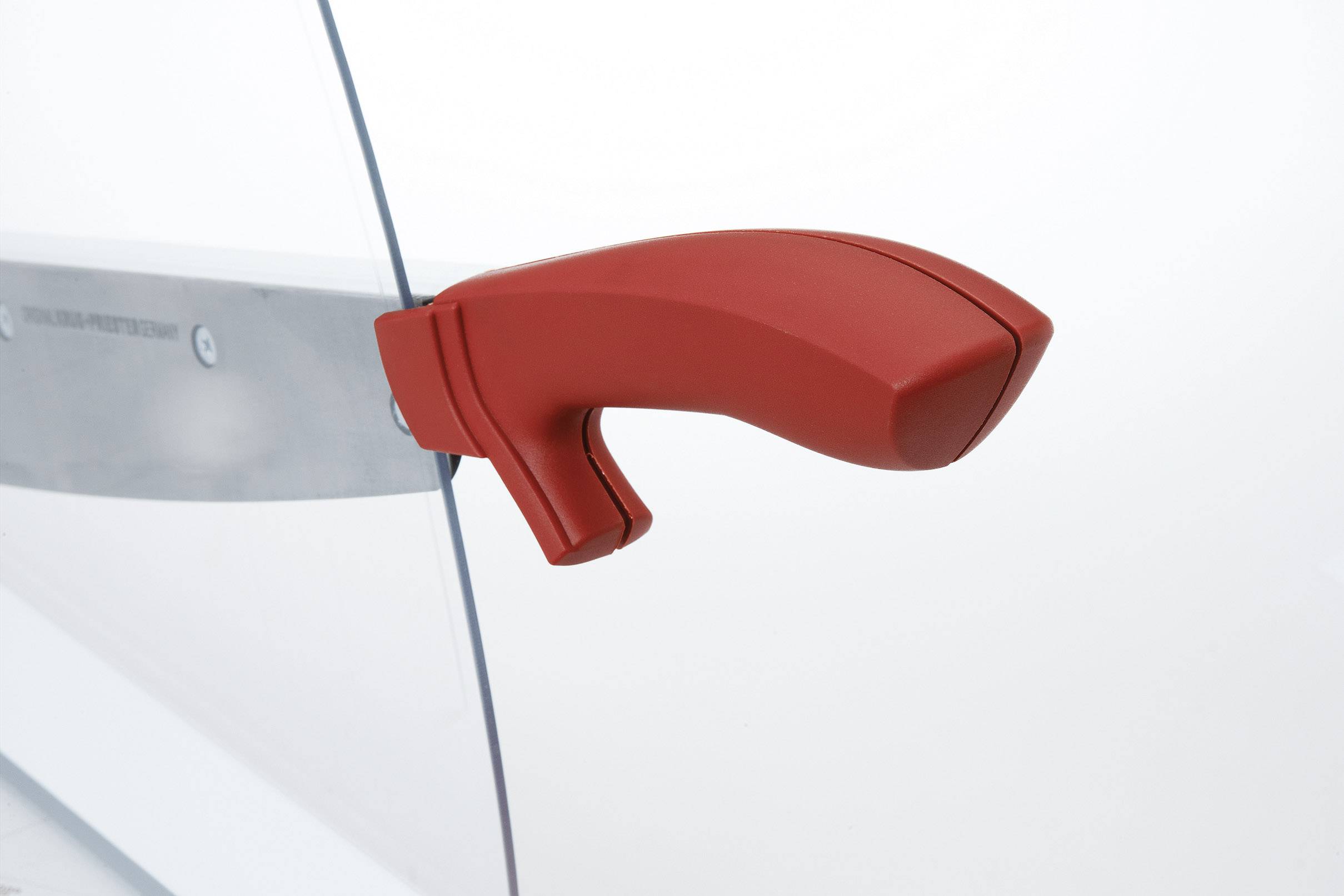 Poignée de secours rouge sur une porte vitrée, conçue pour ouvrir rapidement la porte en cas d'urgence.