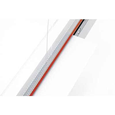 Une pièce lumineuse avec une porte vitrée présentant une fine bande rouge. Le regard se concentre sur le mécanisme de la porte.