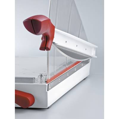 Machine à couper le papier avec une poignée rouge et un couvercle de protection transparent. La lame de coupe est sécurisée en position de repos.