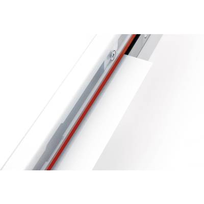 Une feuille blanche est introduite dans une fente étroite et argentée, probablement partie intégrante d'une imprimante ou d'un scanner.