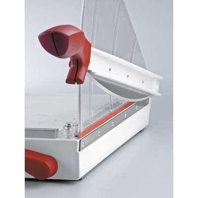 Gros plan sur un coupe-pain moderne avec une poignée rouge et un couvercle de protection transparent.