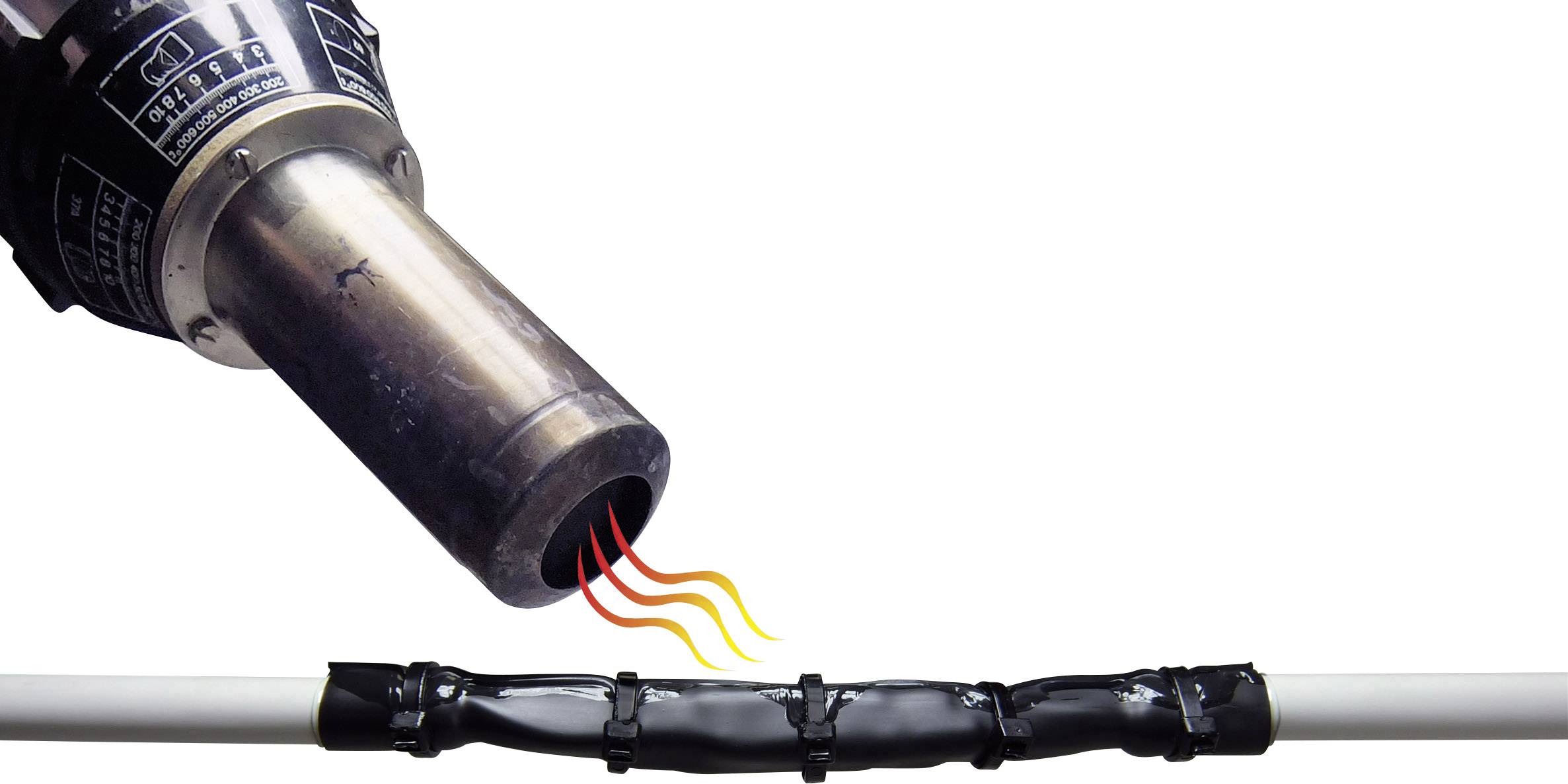 Un pistolet à air chaud chauffe un tube thermorétractable autour d'un tuyau. Le tube se rétracte pour le recouvrir hermétiquement.