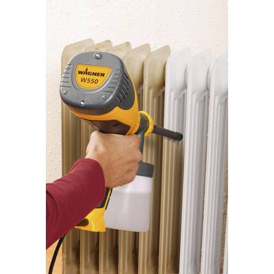 'Une main pulvérise de la peinture blanche sur un radiateur, auparavant beige, à l'aide d'un pistolet de pulvérisation jaune.'