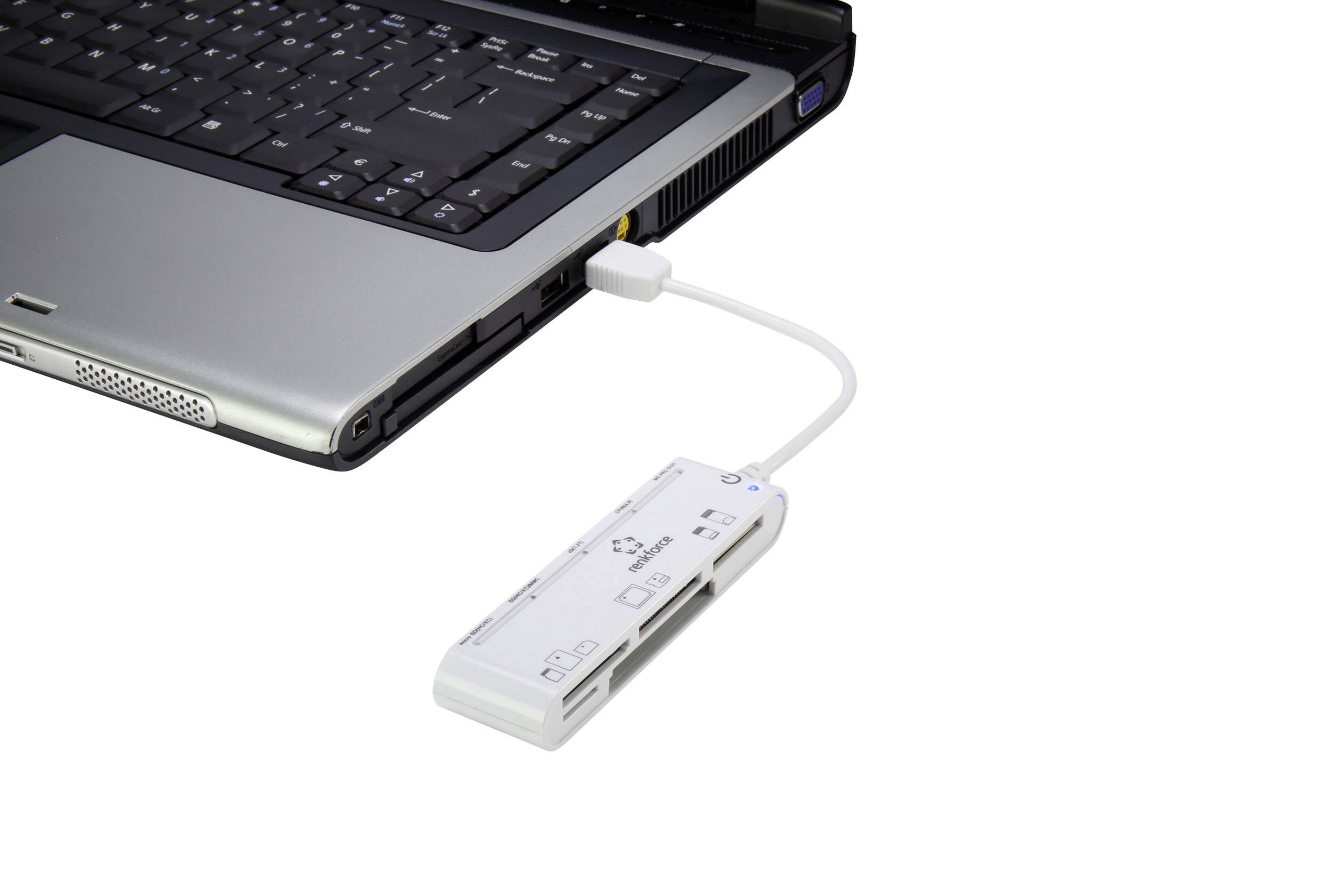 Un ordinateur portable avec un lecteur de cartes USB connecté. Le lecteur de cartes reçoit des données de différents formats de cartes.