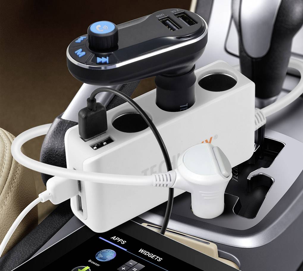 Un chargeur de voiture avec plusieurs ports USB et différents câbles, branché dans la prise allume-cigare d'un véhicule.