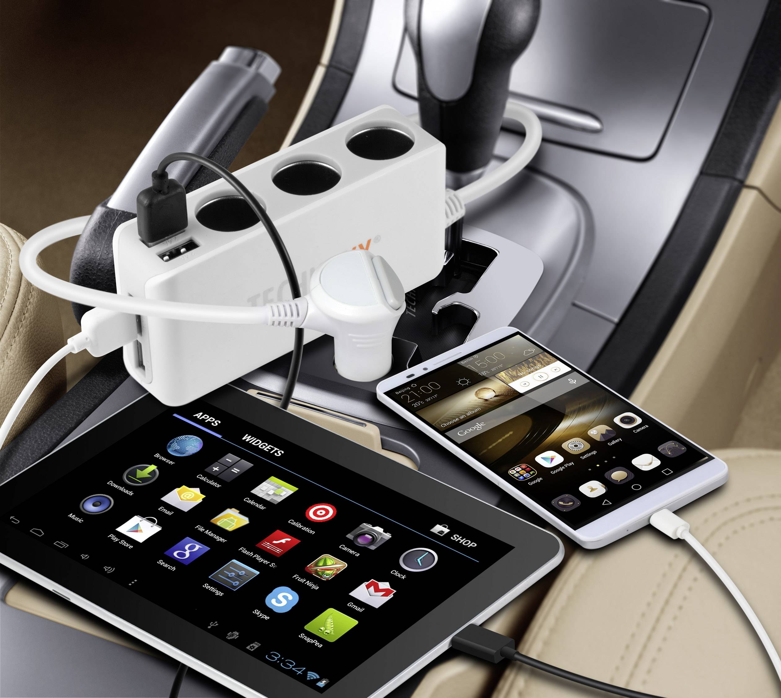 Un adaptateur de voiture permet de charger simultanément un smartphone et une tablette via plusieurs ports USB à l'intérieur d'un véhicule.
