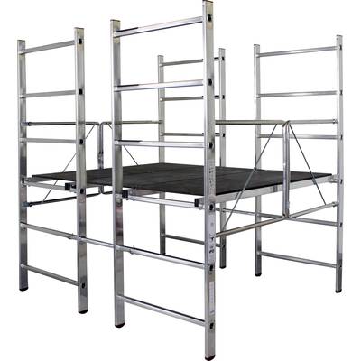 Un échafaudage argenté en métal composé de deux niveaux et équipé d'une échelle, adapté pour des travaux de construction ou d'installation.