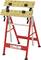 Une table de travail pliante rouge et jaune avec des plateaux en bois ajustables et une échelle, sur un support noir. Établi pour bricoleurs.