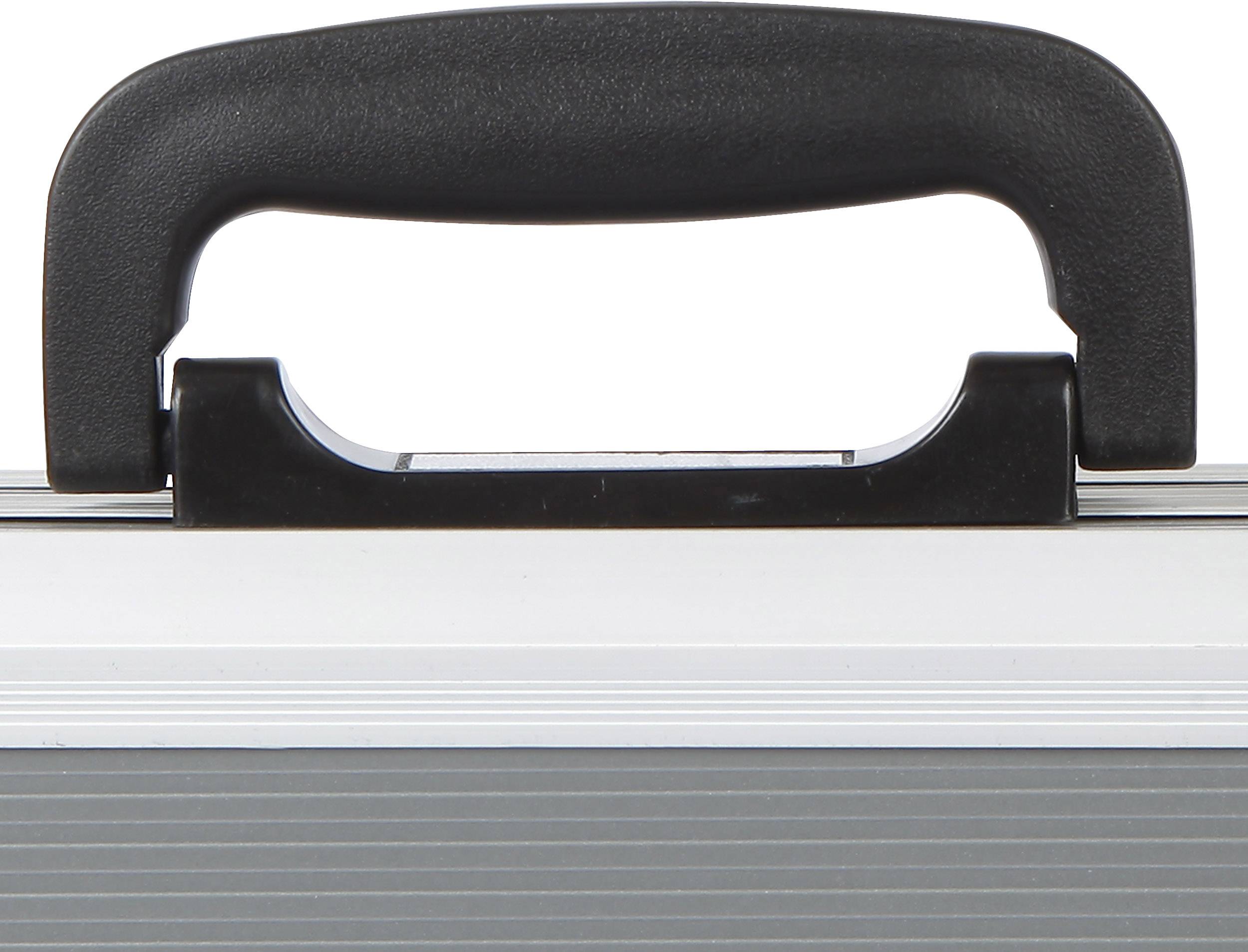 Une poignée noire sur le dessus d'une valise argentée fermée.