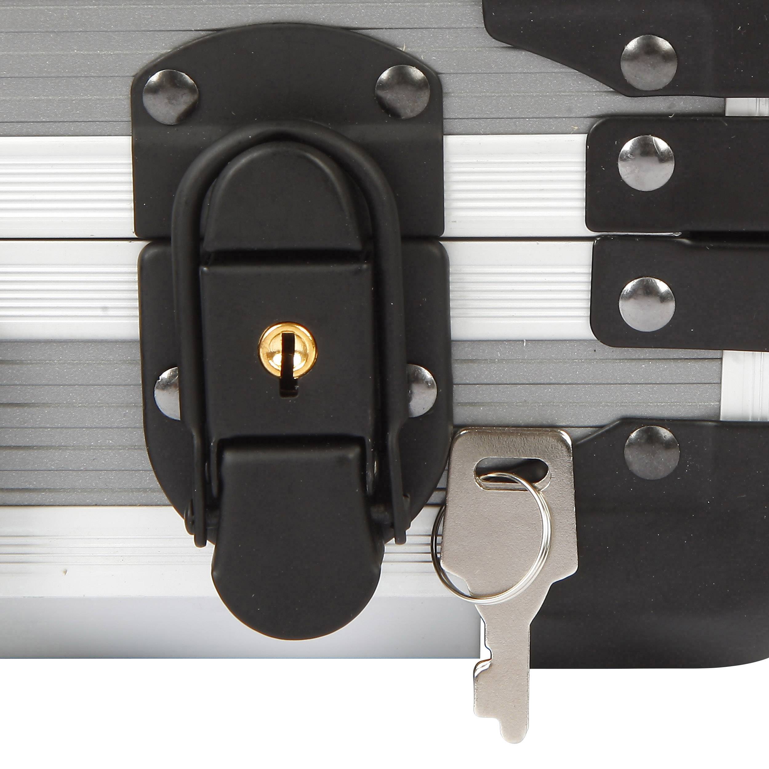Fermeture noire avec un cadenas sur une valise argentée. Une clé est suspendue au cadenas, situé dans la partie inférieure.