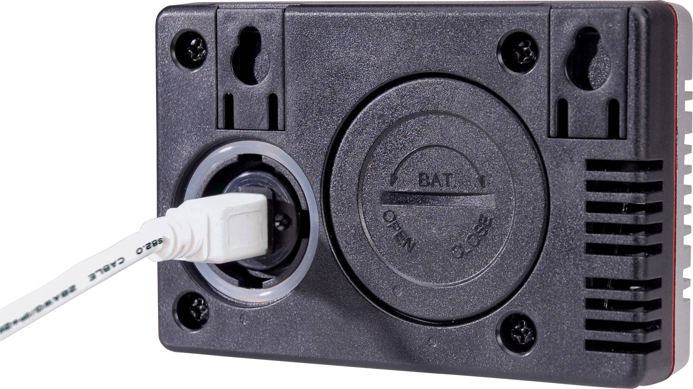 Dos d'un appareil électrique avec un câble branché, un couvercle de batterie et des fentes de ventilation.