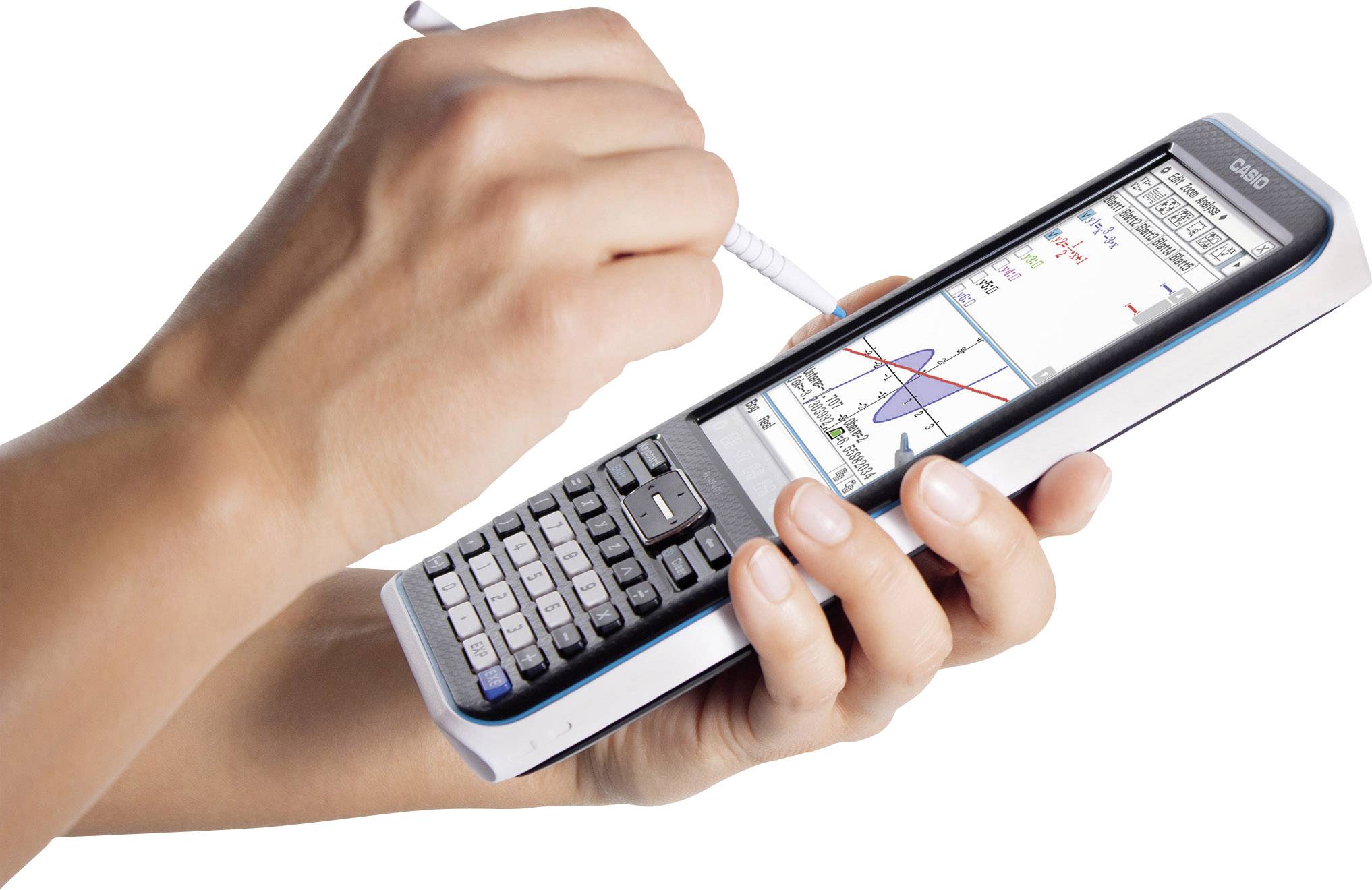 Une main tient une calculatrice graphique, tandis que l'autre main écrit sur l'écran avec un stylo.