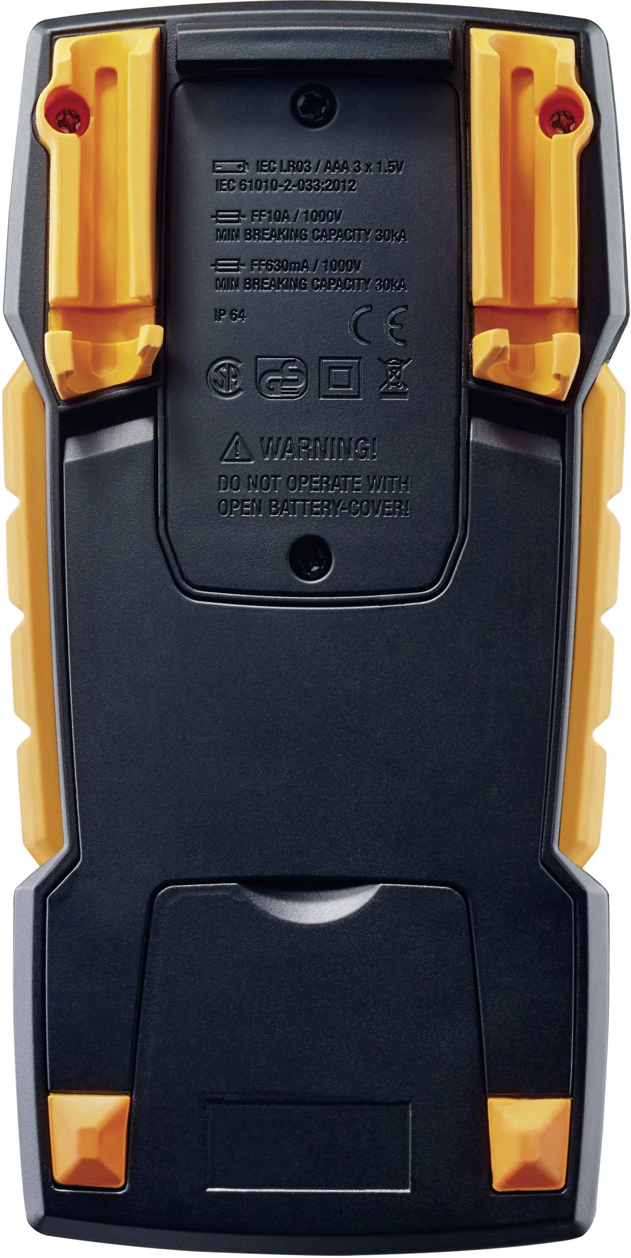 Vue arrière d'un appareil numérique en noir et orange avec des informations techniques et un compartiment batterie.