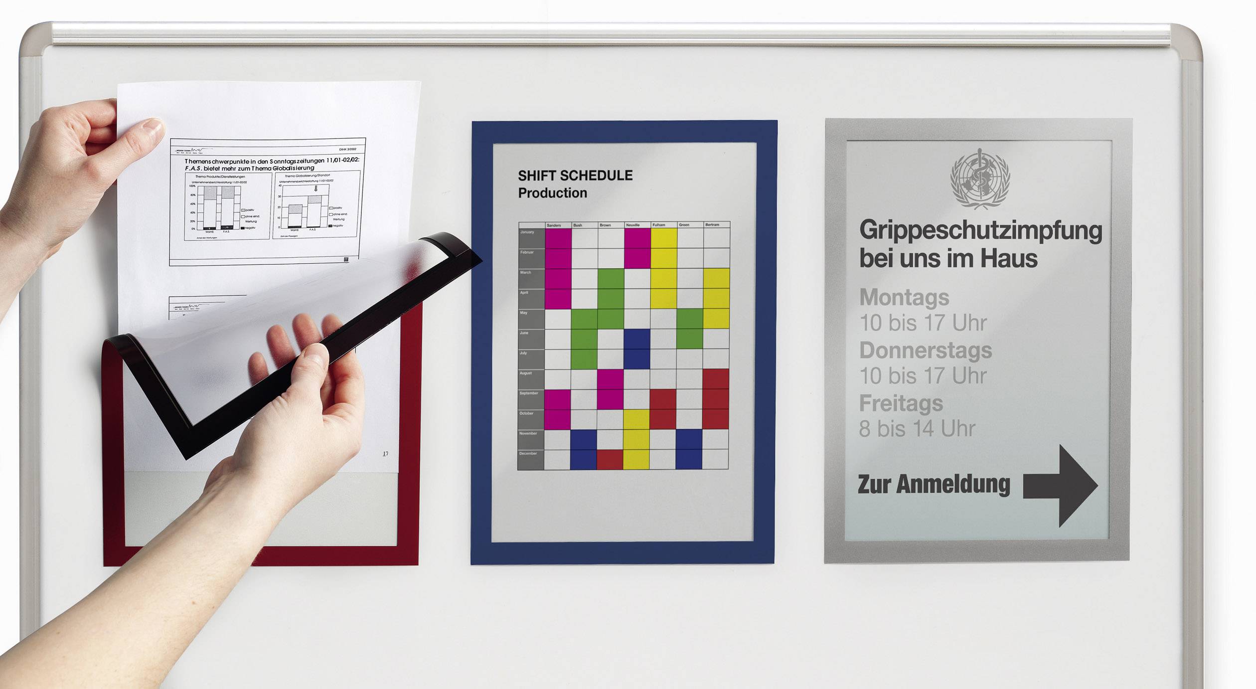 À gauche, une main glissant une feuille dans un cadre magnétique. Au centre, un planning coloré en plusieurs couches. À droite, un panneau indiquant les horaires de vaccination.