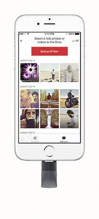 Un smartphone affiche un écran de lecteur photo avec l'option de sauvegarder des photos ou des vidéos sur un disque. Un périphérique USB est connecté.