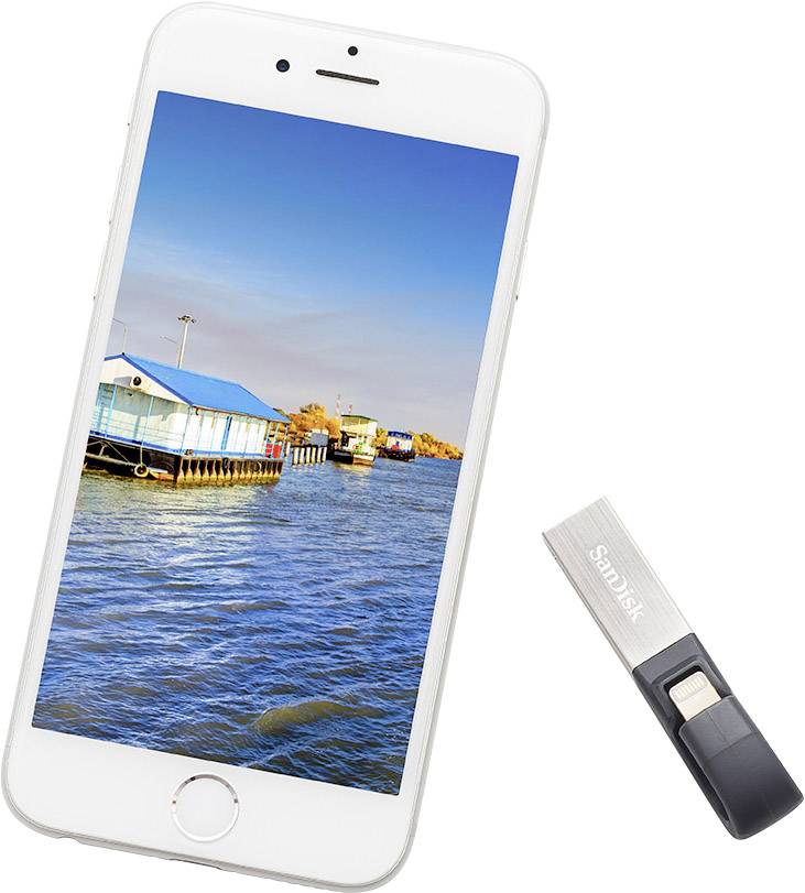 Un smartphone blanc affiche une image de maisons au bord de la rivière. À côté, une clé USB avec un connecteur Lightning.