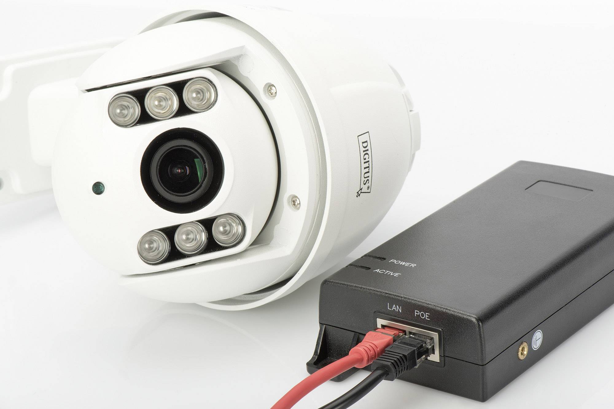 Une caméra de surveillance équipée de LED infrarouges est connectée à un périphérique réseau noir et montre sa connectivité via des câbles LAN et PoE.