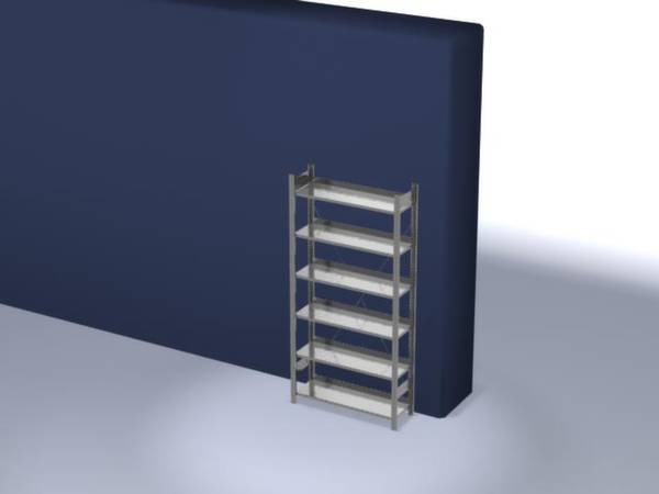 Une étagère grise à cinq tablettes est placée devant un mur bleu foncé.