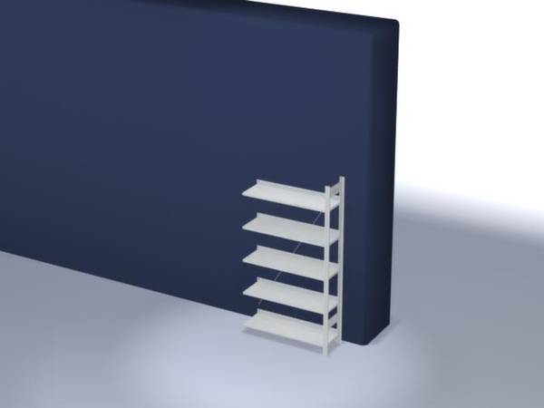 Une petite étagère blanche à cinq tablettes est placée contre un mur bleu marine.