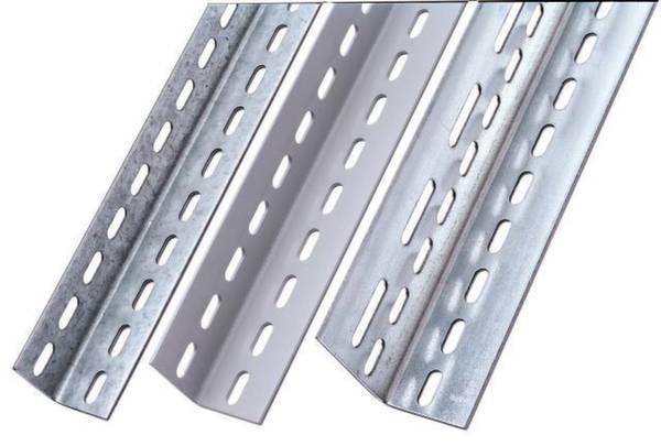 Trois rails métalliques galvanisés avec des trous ovales poinçonnés, utilisés pour la construction ou le montage.
