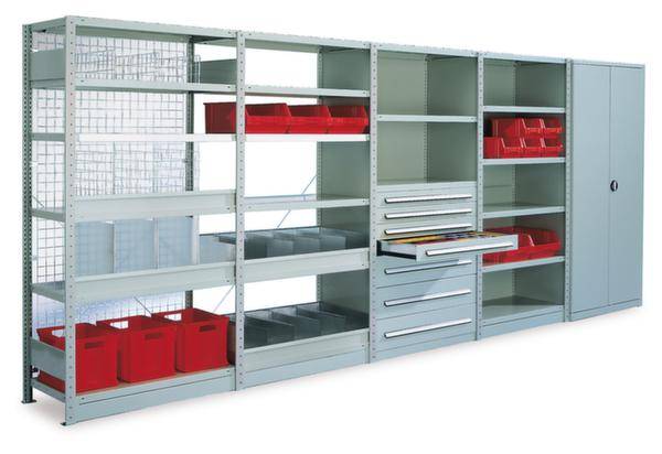 Système d'étagères gris avec plusieurs compartiments, tiroirs et boîtes de rangement rouges. Adapté au stockage dans les ateliers ou les bureaux.