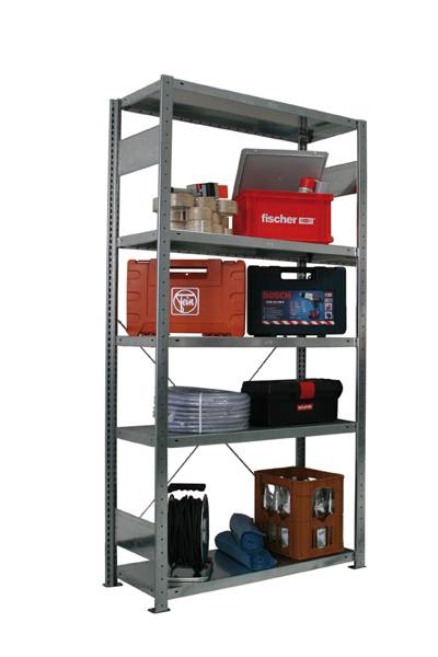 Étagère métallique remplie de boîtes à outils, de bobines de câbles et de tapis.