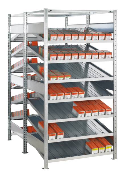 Étagère à plusieurs niveaux, chaque niveau rempli de cartons orange inclinés vers l'avant. Revêtement en zinc. Idéal pour l'organisation du stockage.
