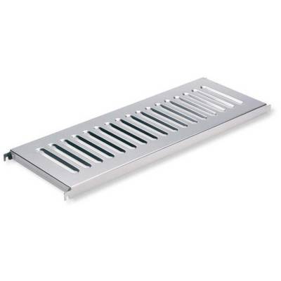 Plaque de grille de ventilation argentée avec des fentes parallèles pour la circulation de l'air sur une surface blanche plane.