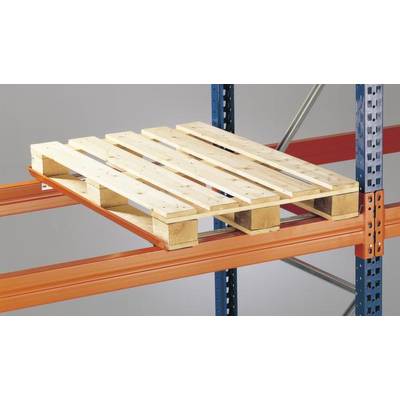 Une palette en bois vide est posée horizontalement sur une étagère industrielle à charge lourde avec des montants métalliques oranges.