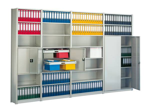 Une grande armoire de classement avec des compartiments ouverts et fermés. À l'intérieur se trouvent divers classeurs colorés et des tiroirs.