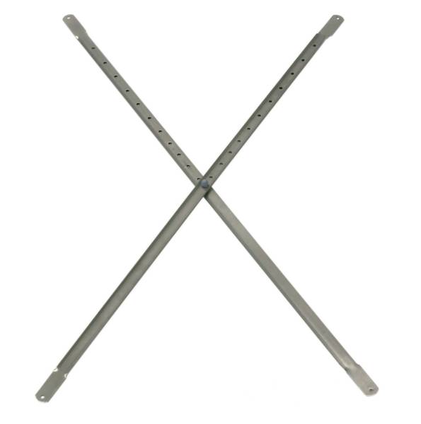 Barre métallique en forme de X avec des trous à chaque extrémité, sur un fond blanc.