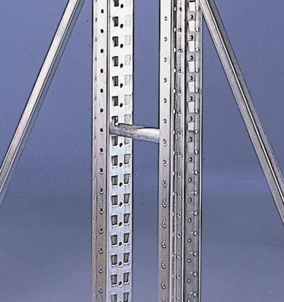 Châssis métallique avec montants verticaux perforés.