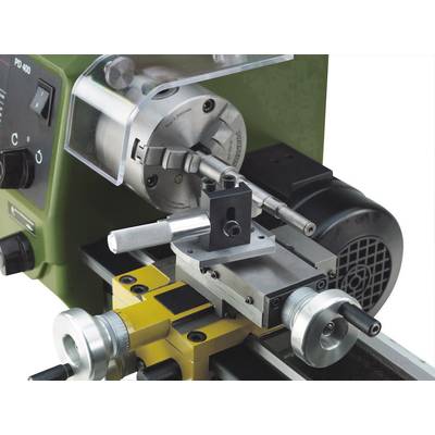 Petit tour à métaux avec mandrin de serrage et volants manuels, utilisé pour l'usinage précis de pièces métalliques dans les ateliers ou la fabrication d'outils de bricolage.