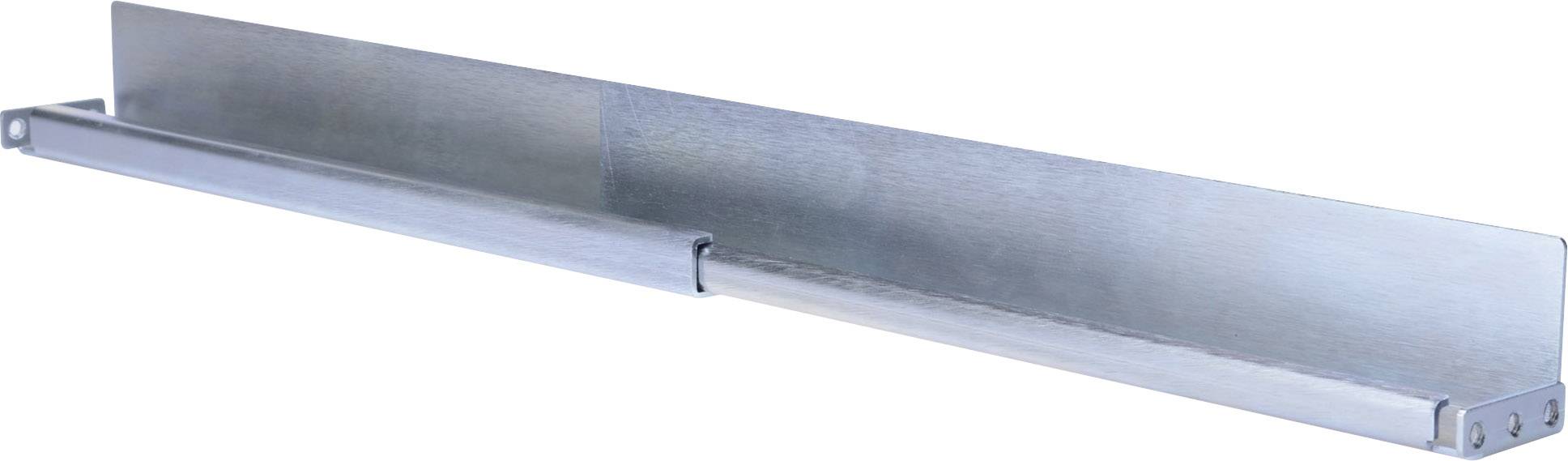 Pièce de fixation métallique, oblongue et plate, avec un bord plié, généralement utilisée pour des fonctions de montage ou de support.