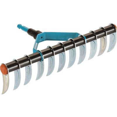 Outil de jardinage doté de plusieurs lames incurvées et d'un manche bleu, utilisé pour aérer ou scarifier les surfaces engazonnées.